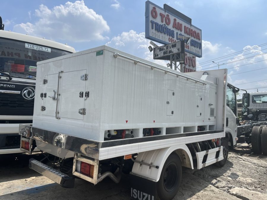 xe chở thủy sản isuzu qkrqlr77fe4
