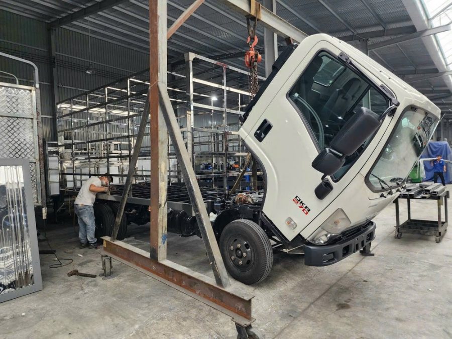 isuzu qkr210 thùng chở gia cầm