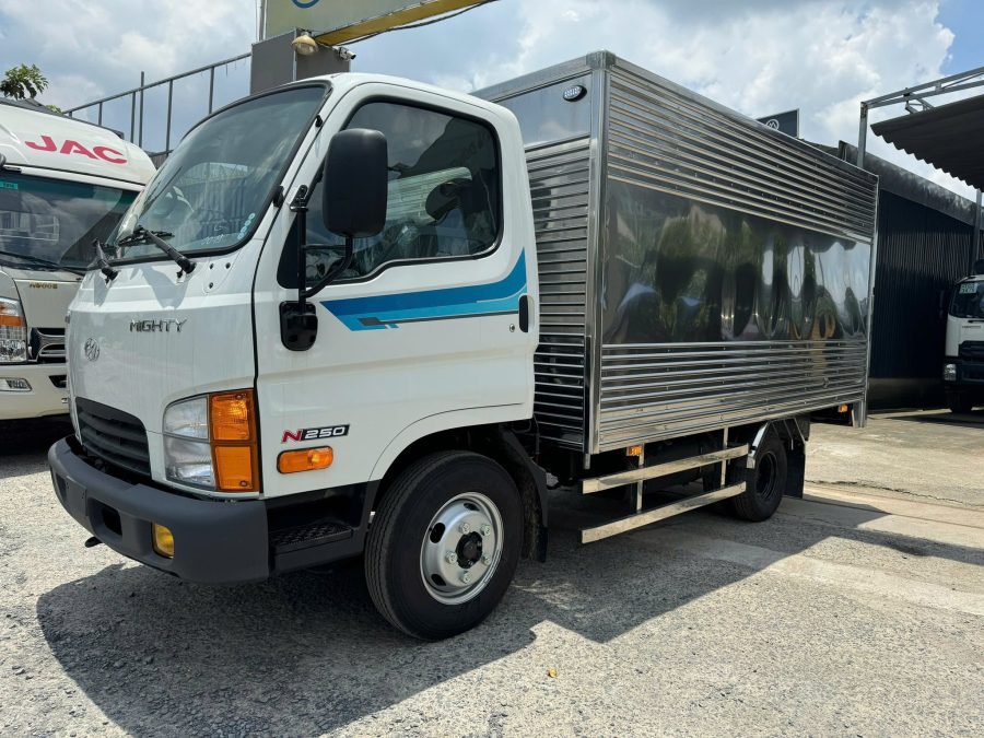 Hyundai N250 E5 thùng kín