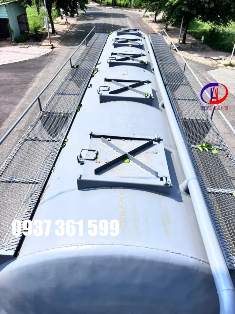 Phần nạp cám từ nhà máy sản xuất