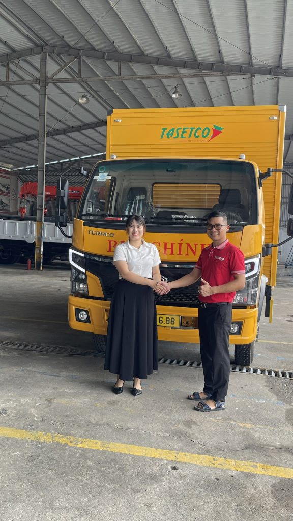 Trường Long Auto Bàn Giao Xe Tải Teraco 345SL Thùng Kín Inox Bửng Nâng Cho Chuyển Phát Nhanh Tân Sơn Nhất