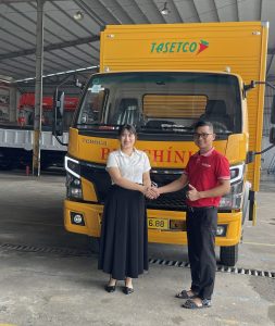 Trường Long Auto Bàn Giao Xe Tải Teraco 345SL Thùng Kín Inox Bửng Nâng Cho Chuyển Phát Nhanh Tân Sơn Nhất