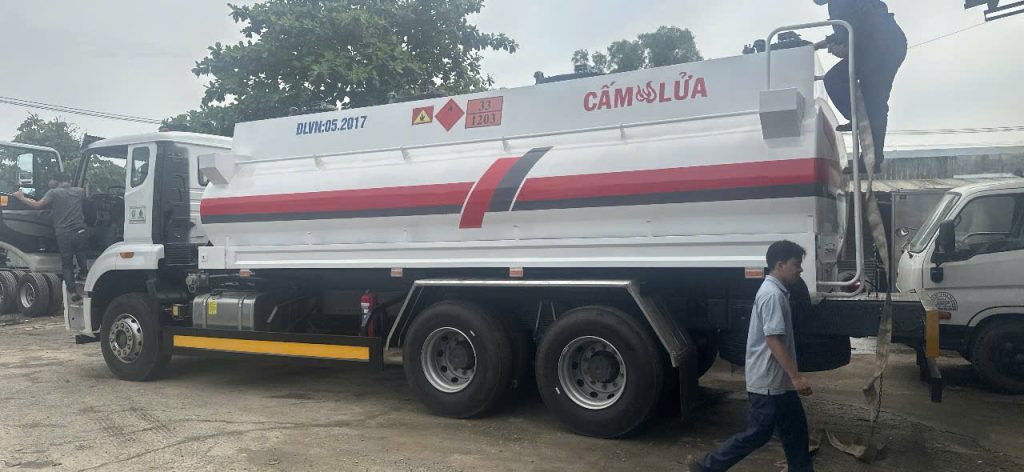 Lý do doanh nghiệp vận tải chọn xe bồn 18 khối nền HOWO 3 chân